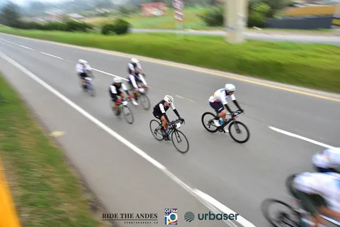 Un grupo de ciclistas en una carretera, en una foto de barrido con el fondo movido