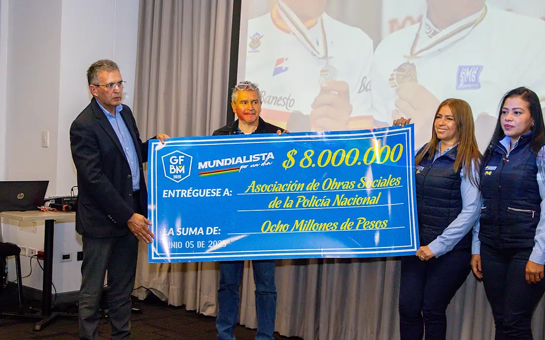 Entrega de un cheque simbólico a la Asociación de Obras Sociales de la Policía Nacional.