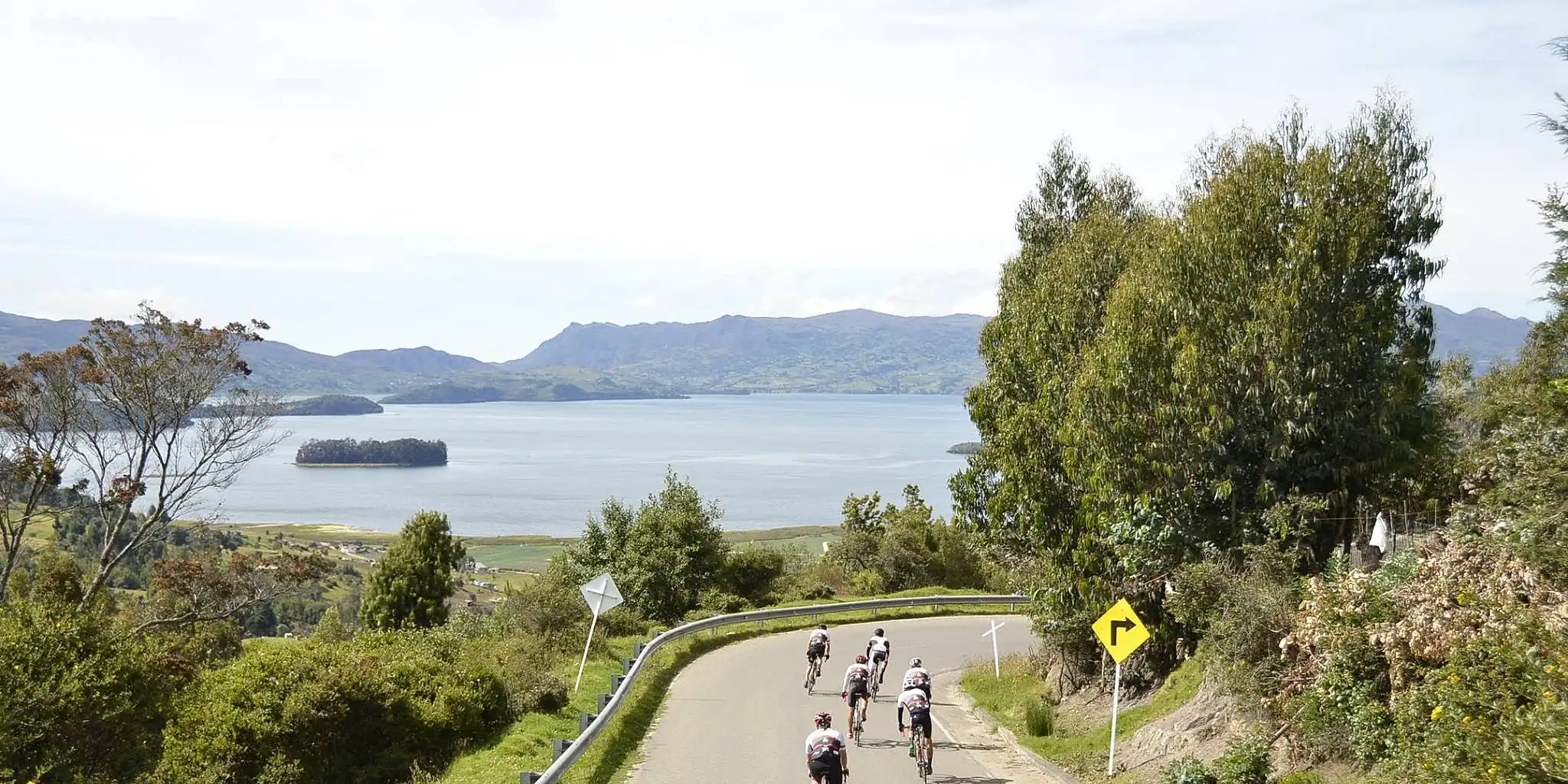 Carretera que desciende hacia el lago de Tota, con las montañas del altiplano al fondo.