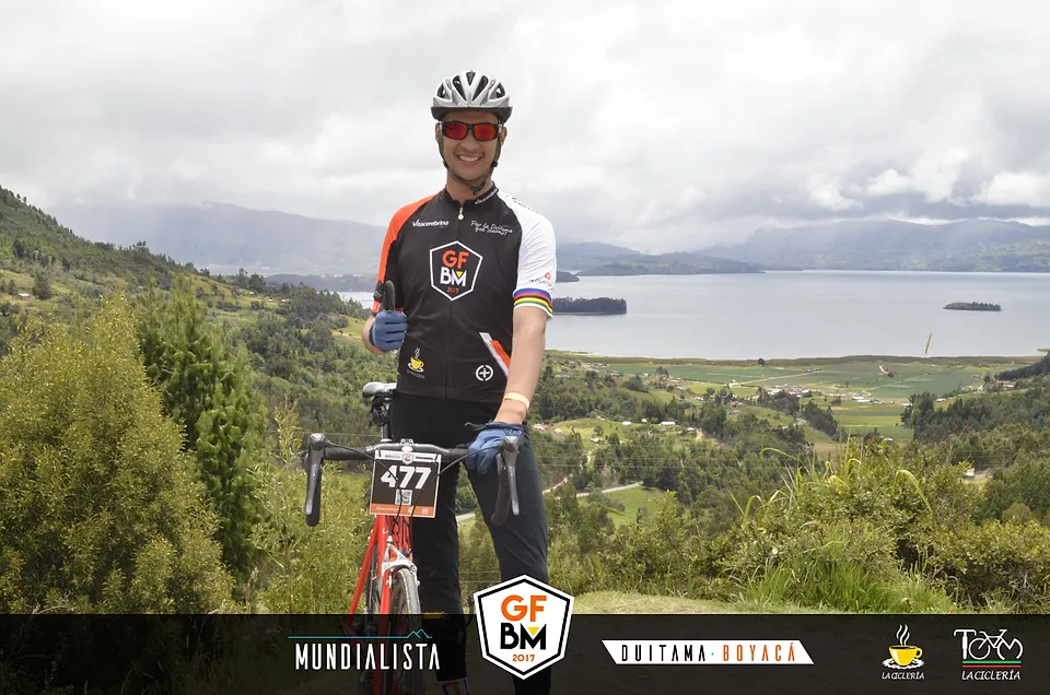 Un ciclista posa en el alto con el lago de Tota al fondo