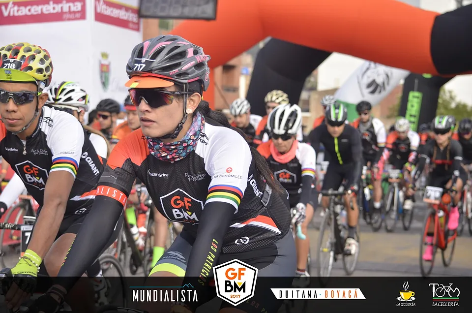 Primer plano del grupo con el jersey arcoíris de la edición mundialista