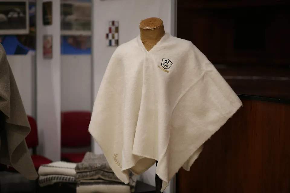 La ruana de campeón GFBM exhibida antes de la premiación