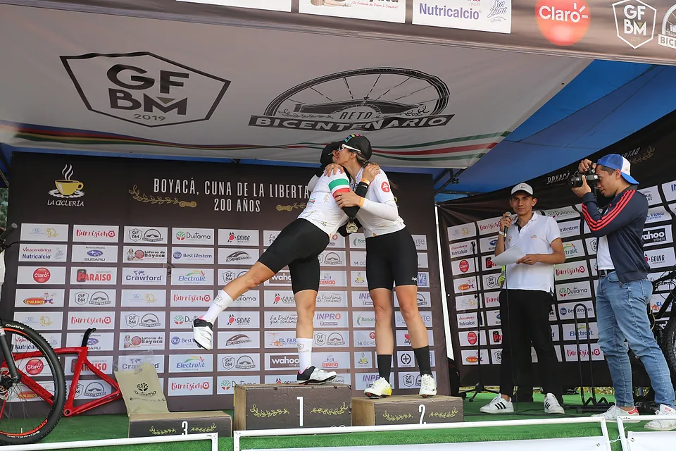 Los campeones saltan con los brazos arriba en el podio del Reto Bicentenario