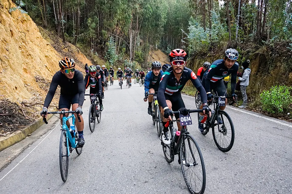 El grupo encara la subida entre el público que llenó la orilla de la vía