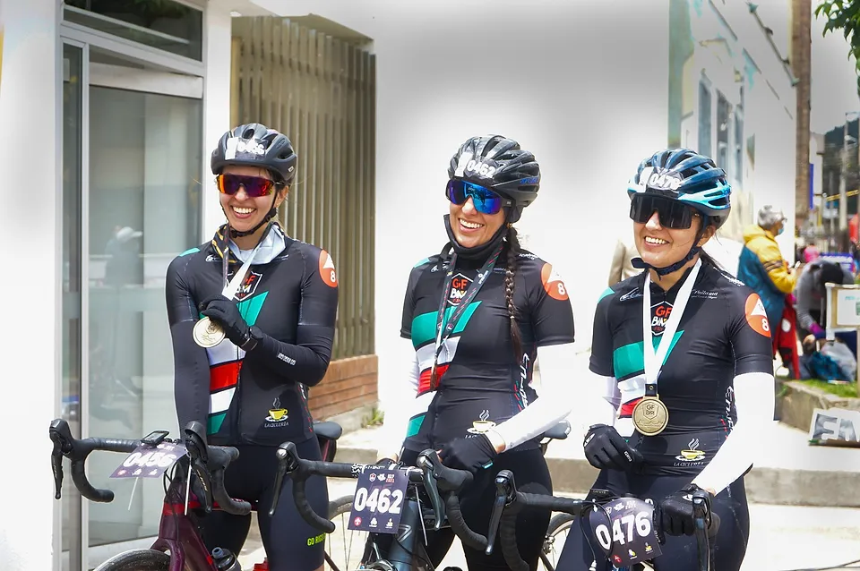 Tres finalistas muestran sus medallas tras la llegada