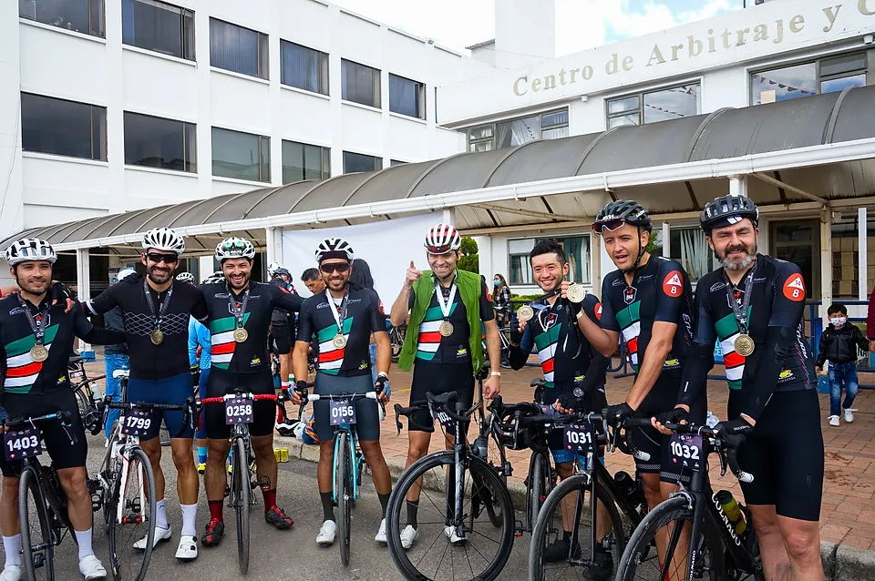 El grupo posa con sus bicicletas al final de la jornada