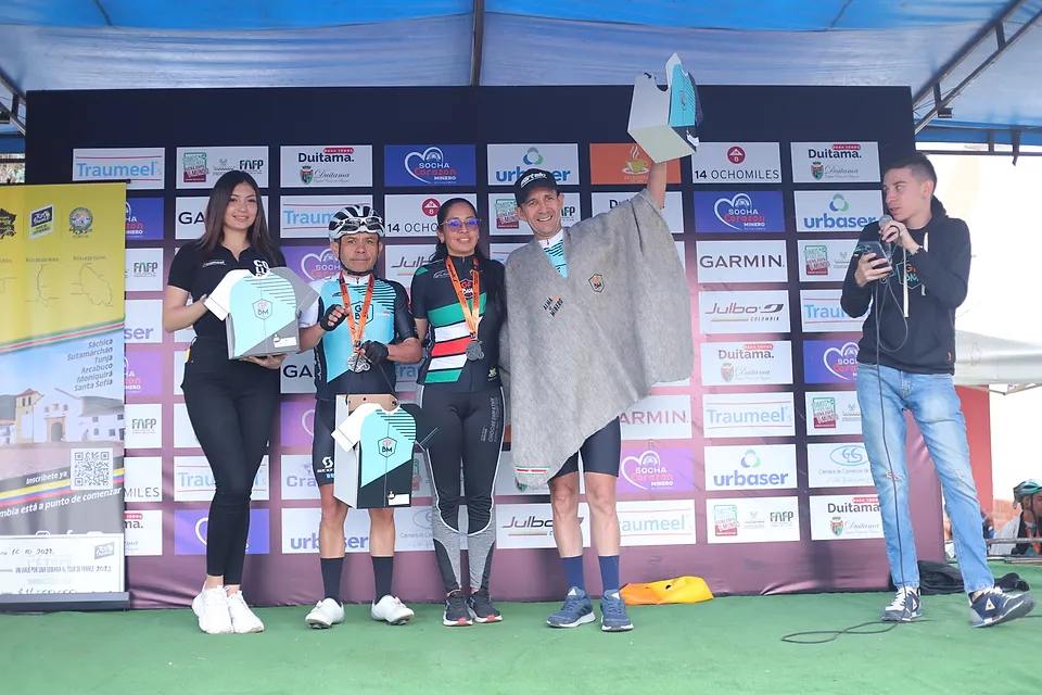 Entrega de la ruana de campeón en el podio de Alma de Minero