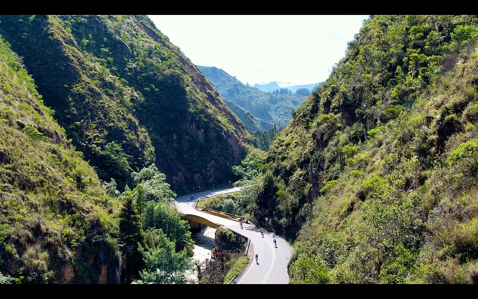 El cañón del río con el puente y la carretera de la ruta minera
