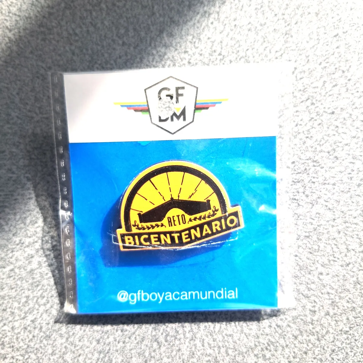 Commemorative pin of the 2019 edition, Reto Bicentenario, on a blue background